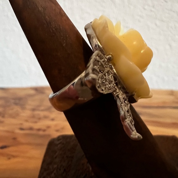 🌹Beautiful Ivory Rose Ring W/ Jewelled Leaves - Picture 5 of 14